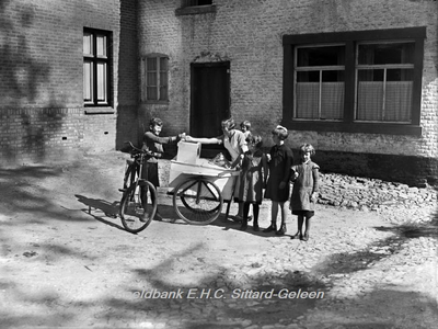 ehc_gp_018 Kinderen met een ijsje rond het ijscokarretje 11-09-1935