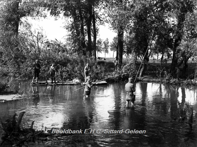 ehc_gp_020 Jongens zijn aan het vissen, staande in en op een vlonder aan het water 11-09-1935