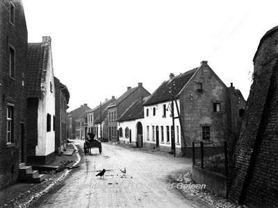 ehc_gp_035 Boer met paard en wagen onderweg in de Dorpstraat te Urmond waar 2 kippen midden op straat lopen 16-01-1932