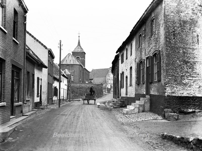 ehc_gp_036 Boer met paard en wagen onderweg in de Dorpstraat. Op de achtergrond de hoog gelegen kerk van Urmond 16-01-1932