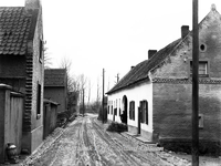 ehc_gp_038 Kijkje in de Beekstraat waar boer poseert met baal stro voor de poort van zijn witte boerderij 16-01-1932