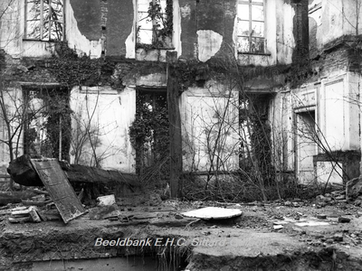 ehc_gp_061 Kasteelruïne Born in 1937, na de verwoesting door de brand van 1930. Waar eens de bewoners woonden. 05-03-1937