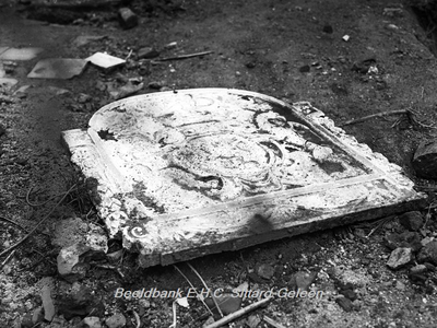 ehc_gp_064 Kasteelruïne Born in 1937, na de verwoesting door de brand van 1930. Een oude haardplaat. 12-03-1937