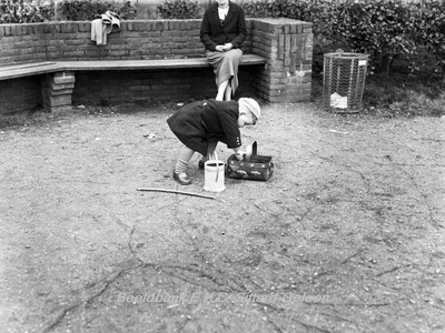 ehc_gp_067 Kleine broer vermaakt zich best terwijl moeder toekijkt vanaf de bank in het Stadspark 09-04-1937