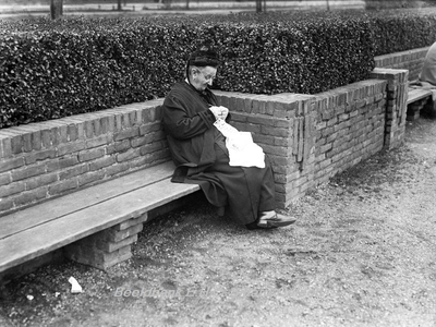 ehc_gp_069 Grootmoeder is nog ijverig aan het haken op de bank in het Stadspark 09-04-1937
