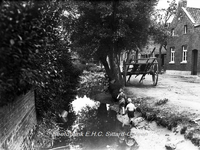 ehc_gp_074 Beekstraat te Nieuwstadt met 2 spelende kinderen in de bijna droog staande Geleenbeek 18-06-1937