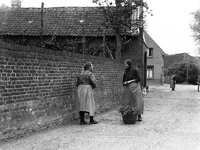 ehc_gp_075 Hoek Beekstraat te Nieuwstadt met 2 pratende boerinnen en 1 toekijkende boerin op de achtergrond 18-06-1937