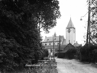 ehc_gp_076 Beekstraat in oostelijke richting met de Sint-Johannes de Doperkerk te Nieuwstadt 18-06-1937