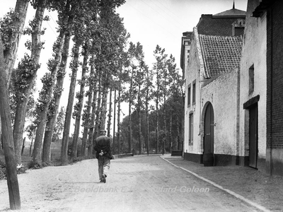 ehc_gp_089 Hoge bomen en oude huizen 26-06-1937
