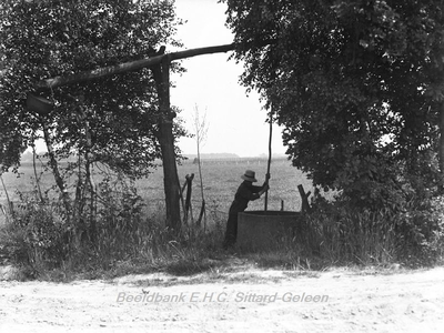 ehc_gp_091 Jongen bij een waterput voor het vee in het Gehucht Amerika, Gemeente Horst 28-06-1937