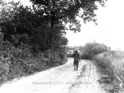 ehc_gp_093 Jongen met schoffel op de schouder op weg naar huis in het Gehucht Amerika, Gemeente Horst 28-06-1937