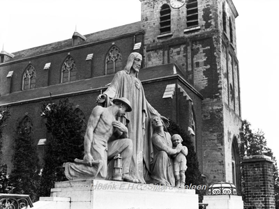 ehc_gp_104 Het Heilig Hartmonument aan de Marcellienstraat in Oud Geleen naast de H. H. Marcellinus en Petruskerk 02-12-1932