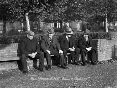 ehc_gp_124 Wandelpark. 4 mannen op de bank, genietend van het herfstzonnetje 03-11-1939