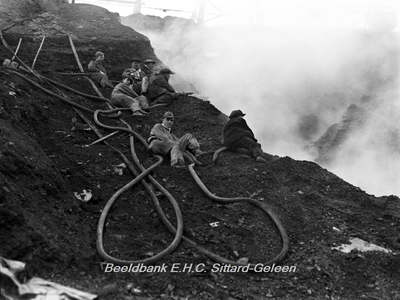 ehc_gp_130 Brand in de steenberg bij de Staatsmijn Maurits te Geleen. Korte pauze voor de 7 mijnwerkers tijdens de ...