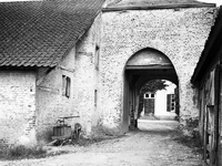 ehc_gp_151 Huize Millen, kijkje door oude poort op de binnenplaats 08-06-1938