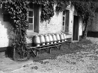 ehc_gp_153 Huize Millen, een batterij blinkende melkkannen 08-06-1938