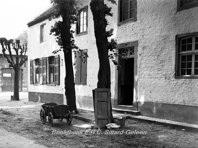 ehc_gp_157 Hondskar tussen de twee bomen bij de woning 10-06-1938