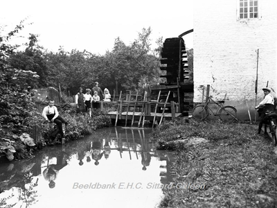 ehc_gp_164 Molenaar en zijn gezin poseren bij de oude watermolen 