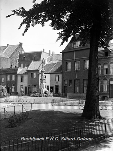 ehc_gp_167 Het Kerkplein met boom en Mariabeeld in omheind plantsoen 22-07-1938