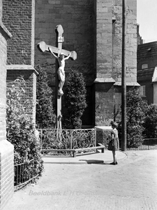 ehc_gp_168 Het grote kruis naast de ingang van de St. Petruskerk ofwel Grote Kerk 22-07-1938