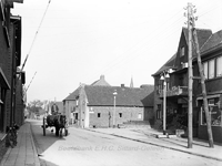 ehc_gp_179 Dorpstraat met raadhuis van Buchten 11-11-1938