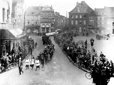 ehc_gp_184 Begrafenis Mgr. Claessens. Het begin van de begrafenisstoet op de Markt 31-01-1934