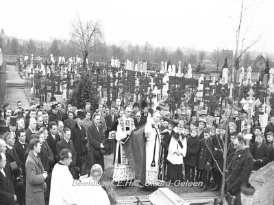 ehc_gp_187 Begrafenis Mgr. Claessens. De plechtigheid bij het graf op de Algemene Begraafplaats aan de Lahrstraat 31-01-1934