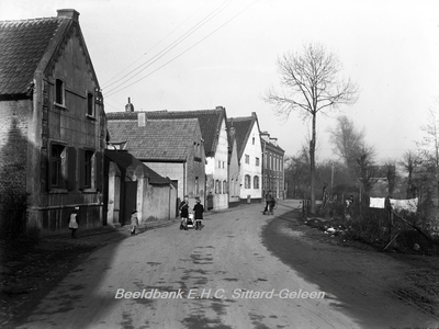 ehc_gp_188 Oude huisjes aan de Dorpstraat te Ophoven 14-12-1938