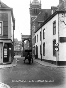 ehc_gp_193 Doorkijk vanaf de Rosmolenstraat richting Markt op de Stadsboerderij Beaujean en het Stadhuis 13-01-1939