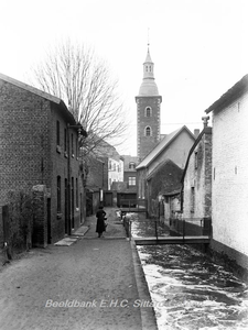 ehc_gp_194 Huizen langs de Molenbeek met het Ned. Hervormd Kerkje 13-01-1939