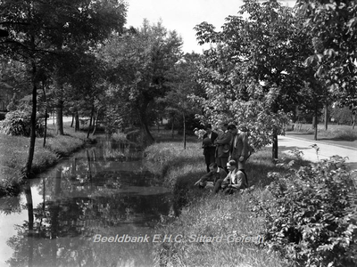 ehc_gp_200 5 jongens aan de Geleenbeek in het Stadspark 27-07-1931