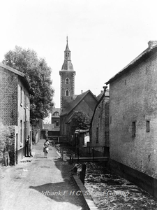 ehc_gp_205 Huizen langs de Molenbeek met het Ned. Hervormd Kerkje 