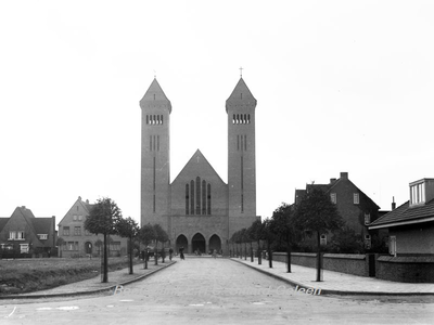 ehc_gp_230 Heilige Augustinuskerk te Lutterade. Zondag 28 oktober 1934 is deze nieuwe parochiekerk plechtig in gebruik ...