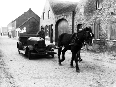ehc_gp_231 Oude defecte auto wordt lopende bestuurd door vrouw en getrokken door paard met boer 11-01-1935