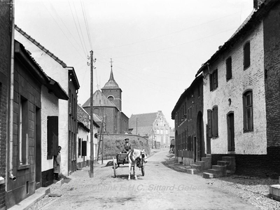 ehc_gp_237 Dorpstraat met de typische R.K. kerk en een oude gevel 