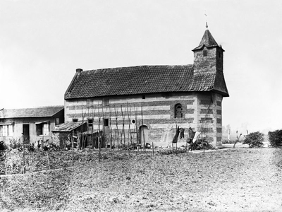 ehc_gp_251 Het oude kapelletje de St. Janskluis ligt aan de doorgaande weg tussen Geleen en Spaubeek 28-05-1930
