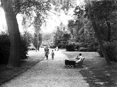 ehc_gp_252 In het Stadspark. Tussen en onder de bomen 26-07-1935