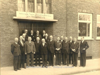 25 Groepsfoto voor het Gebouw van de Kamer van Koophandel en Fabrieken 18 april 1942