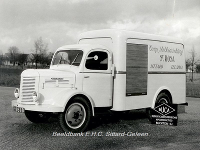 26 Zilveren Jubileum Coöperatieve Melkinrichting St. Rosa SittardWitte vrachtauto gebruikt als melkwagen met kenteken P-8618 