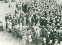 742_070 Amerikaanse militairen op de Markt te Sittard.