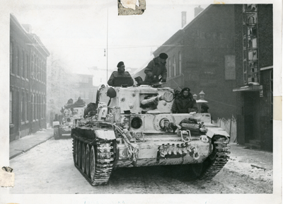 742_072 Een Britse ''Cromwell'' tank van de 7e tankdivisie in de Stationstraat