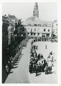 742_082 Militaire parade op de Markt onder leiding van kapitein L. Pieters