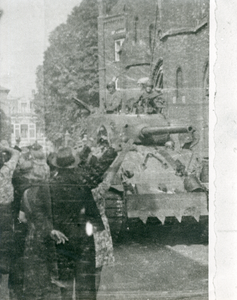 742_089 Geallieerde tank op de Oude Markt in Sittard