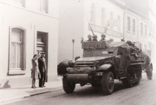 742_117 halfrupsvoertuig of half-track in de Putstraat