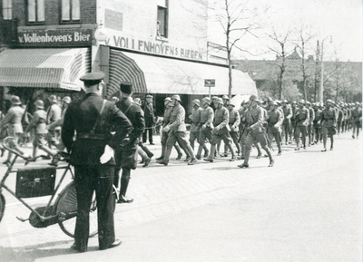 742_150 Militaire parade op de Markt onder leiding van kapitein L. Pieters