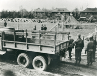 742_157 Het krijgsgevangenkamp op het sportterrein van het Bisschoppelijk College