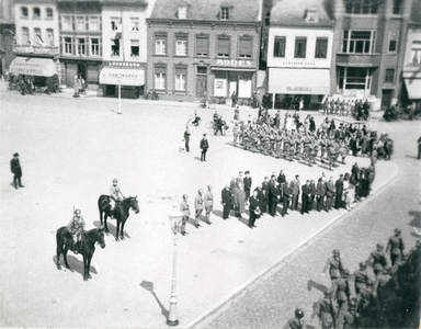 742_162 Militaire parade op de Markt onder leiding van kapitein L. Pieters