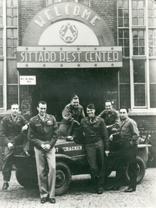 742_165 Soldaten voor het Sittard Rest Center in het voormalig Bisschoppelijk college