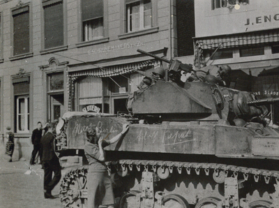 742_196 geallieerde tank op de Markt in Sittard