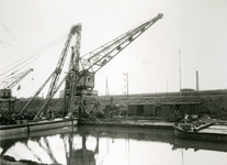 751_017 Het loskomen van kraanhuis met uitlegger (gewicht ca. 60.000 kg) 26 februari 1935